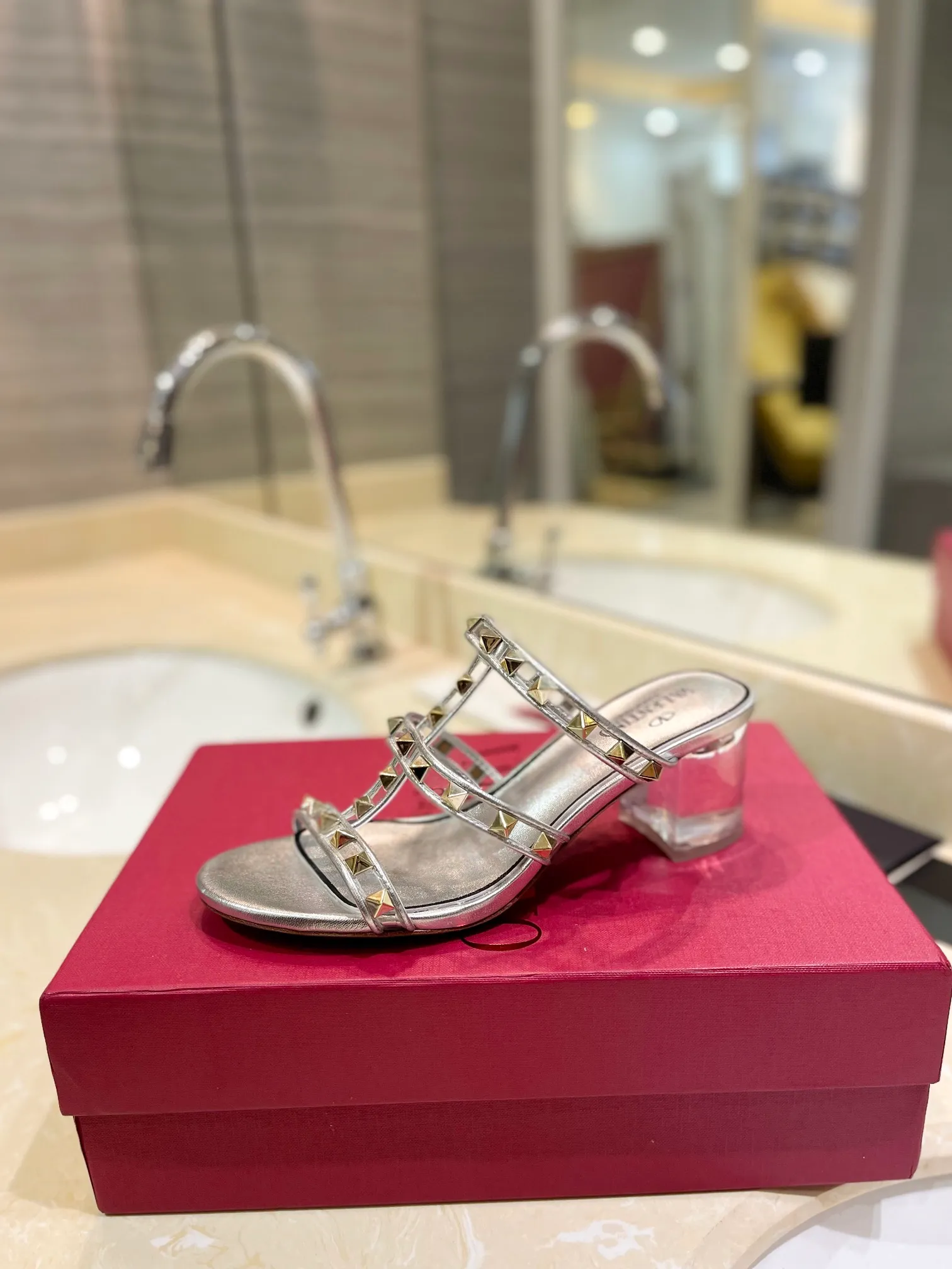 👟👟Ex-factory price 500👟👟 𝑉𝐴𝐿𝐸𝑁𝑇𝐼𝑁𝑂 Valentino ♡ͥ | ²º²⁴💫Purchasing agent level🔍Same color The classic king-shaped slippers with crystal heels are also so beautiful The particularly high-quality hardware brings out a full sense of high-end. After putting it on your feet, you will be stunned and look super slim! The new season lives up to expectations! Worth buying ★Imported cowhide is absolutely high-grade ❥Original method is absolutely sensual ❥Elegant style creates a different feeling🙈 Simple temperament style!  ♡ show bdetails ———————————— ⊿▸: Size｜35-40 (customized at 40.41.42) ⊿▸: Material｜Imported sheepskin + Pvc ⊿▸: Material | Padded sheepskin ⊿▸: Material | Italian🇮🇹 genuine leather outsole ⊿▸: Heel height｜6cm